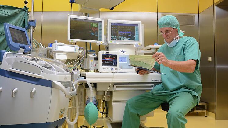 Peter Moratin, Chef der Klinik für Anästhesie am Klinikum, überwacht während der Operation alle Lebensfunktionen des Patienten im Narkose-Schlaf. Foto: Dagmar Besand