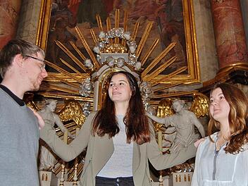Ein Engel (Anna Kiesel, 17, Mitte) erscheint den beiden Zeitreisenden Clara (Julia Milberger, 17) und Lenny (Erik Staudt, 18) in der Jakobuskirche. Foto: Sigismund von Dobschütz