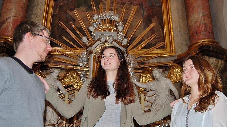 Ein Engel (Anna Kiesel, 17, Mitte) erscheint den beiden Zeitreisenden Clara (Julia Milberger, 17) und Lenny (Erik Staudt, 18) in der Jakobuskirche. Foto: Sigismund von Dobschütz