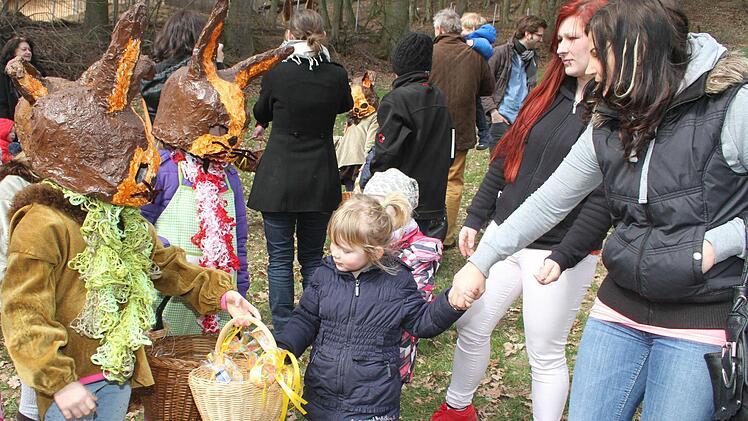 Sechs kleine Hasenhelfer unterstützten die vier großen Osterhasen. Foto: Sonja Adam