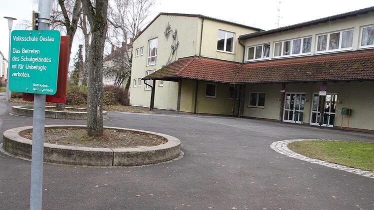 Der ehemalige Neubau der Mittelschule Rödental-Oeslau von Vorne. Hier wird ab April saniert.