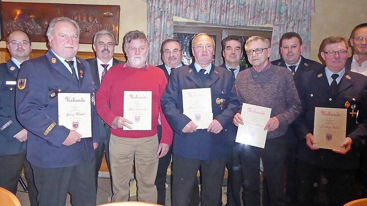 Die Geehrten für 50 Jahre (v. l.): Vorsitzender Michael Wölker, Georg Henkel, Bürgermeister Gerhard Amon, Hans Bierfelder, Alfred Hack, Arthur Wölker, Zweiter Vorsitzender Thomas Wunner, Herbert Dötzer, Dritter Vorsitzender Josef Gath, Ludwig Hack und Vizebürgermeister Roland Dauer Foto: Heidi Amon