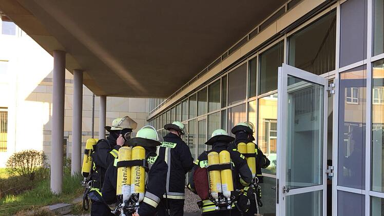 Sechs Atemschutzgeräteträger kämpften sich im Keller zum Brandherd vor. Foto: Feuerwehr Kronach