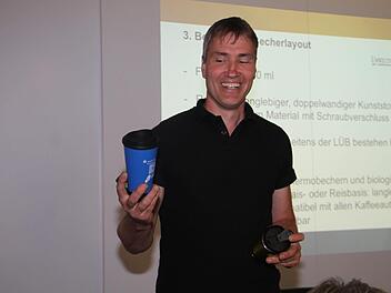 Als Vorbild diente Michael Stromer, Leiter der Umweltstation, das Mehrwegbecher-Pfandsystem der Stadt Kulmbach.  Foto: gerda Völk