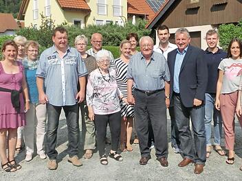 Alois Weinrich (Mitte) mit Ehefrau Rosa und den S&ouml;hnen Gerald und Thomas (rechts und links daneben) mit einem Teil der Gratulanten Foto: Tobias Braunersreuther