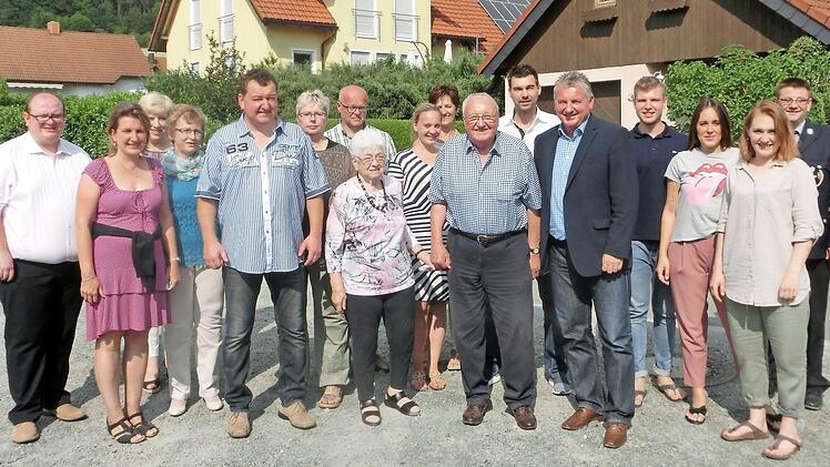 Alois Weinrich (Mitte) mit Ehefrau Rosa und den S&ouml;hnen Gerald und Thomas (rechts und links daneben) mit einem Teil der Gratulanten Foto: Tobias Braunersreuther