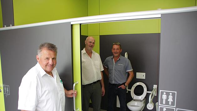 Die Zellen in der neuen Toilettenanlage k&ouml;nnen sowohl von M&auml;nnern, als auch von Frauen benutzt werden. Bauamtsleiter Ganzmann, B&uuml;rgermeister Brehm und Planer Reinhardt (von links) gef&auml;llt der Bau.  Foto: Andreas Dorsch