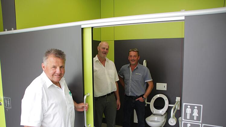Die Zellen in der neuen Toilettenanlage können sowohl von Männern, als auch von Frauen benutzt werden. Bauamtsleiter Ganzmann, Bürgermeister Brehm und Planer Reinhardt (von links) gefällt der Bau.  Foto: Andreas Dorsch