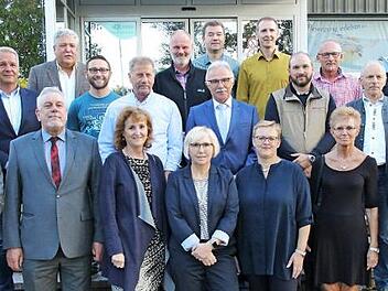 Wilhelm Austen (vorne links) und OB Norbert Tessmer (vorne, Zweiter von links) dankten den treuen Mitarbeitern von SÜC und CEB. Foto: Wolfgang Desombre