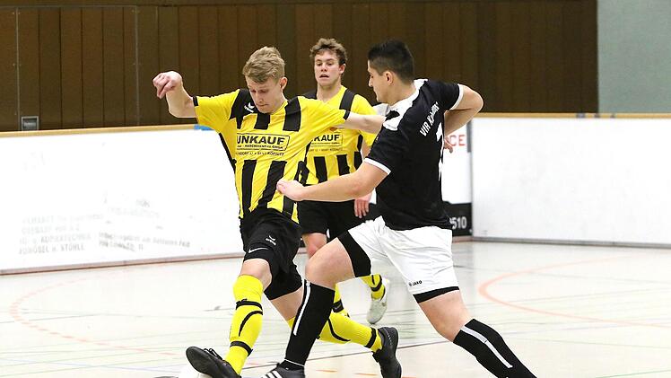 Der Ködnitzer Niklas Riediger gegen den Katschenreuther Julian Angermann (rechts).  Foto: Monika Limmer