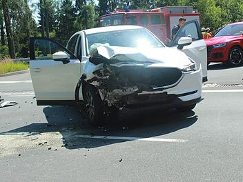 Zwei Autos kollidieren im Kreuzungsbereich