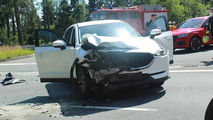 Zwei Autos kollidieren im Kreuzungsbereich