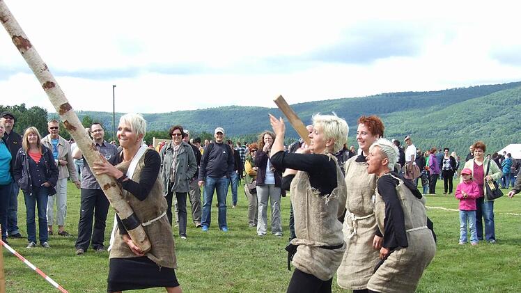 Auch Frauen machten in diesem Jahr bei den Rh&ouml;ner Highland-Games in Langenleiten mit.  Foto: Marion Eckert