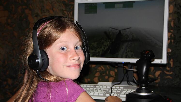Penelope aus den USA steuert einen Hubschrauber im Gefechtssimulationszentrum.