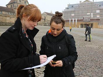 Lisa Deckelmann und Alexandra Friedrich am Startpunkt ihrer Schatzsuche: dem Domplatz. Foto: Barbara Herbst