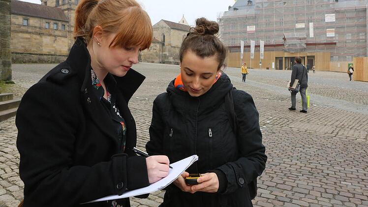 Lisa Deckelmann und Alexandra Friedrich am Startpunkt ihrer Schatzsuche: dem Domplatz. Foto: Barbara Herbst