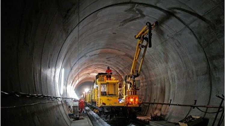 Mit Spezialfahrzeugen und - maschinen wird im Gotthard-Basistunnel gearbeitet. Foto: Transtec Gotthard