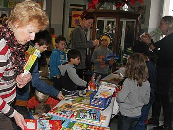 An den Verkaufsständen in der Pestalozzischule herrscht Riesen-Andrang: Nicht nur die Schüler kaufen, sondern auch Eltern, Großeltern und Verwandte. Der Erlös wird für die Rumänienhilfe verwendet
