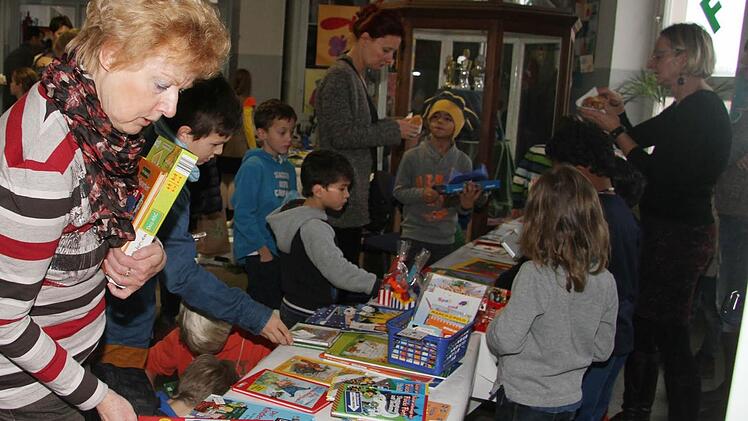 An den Verkaufsständen in der Pestalozzischule herrscht Riesen-Andrang: Nicht nur die Schüler kaufen, sondern auch Eltern, Großeltern und Verwandte. Der Erlös wird für die Rumänienhilfe verwendet