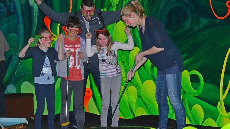 Leyla Levy Enya und Johannes feuern Sindy beim Versenken der Kugel in der Schwarzlichtfabrik an Foto: Nikolas Pelke