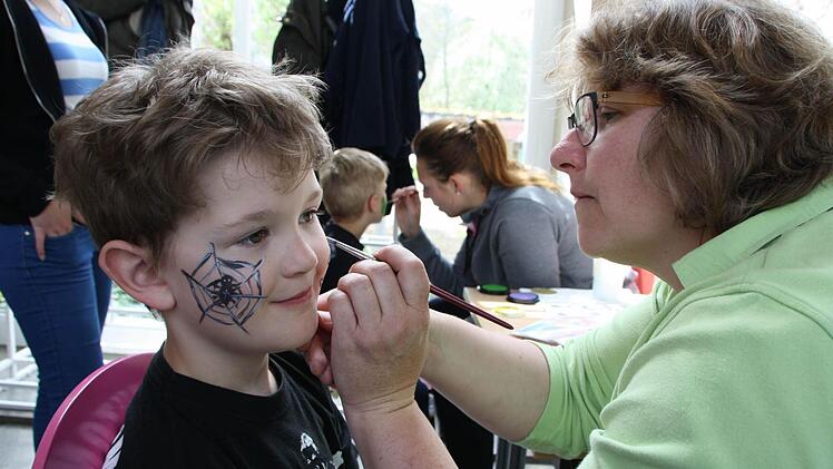 Manuela Sauer vom Kliegl-Kindergarten schminkt Dominik. Foto: Ralf Ruppert