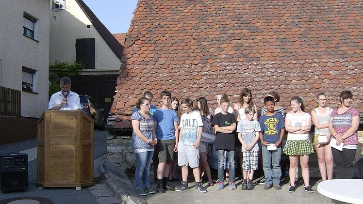 Bürgermeister Nekolla und der Realschulchor Petra Malbrich