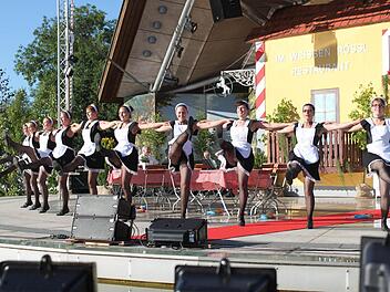 Die Stubenmädel vom "Weißen Rössl" stellte die Tanzgruppe Expression des 1. FC Trieb. Fotos: Markus Häggberg