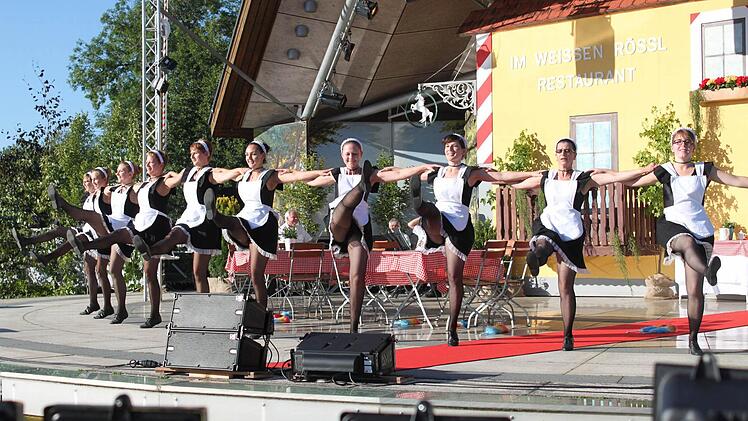 Die Stubenmädel vom "Weißen Rössl" stellte die Tanzgruppe Expression des 1. FC Trieb. Fotos: Markus Häggberg