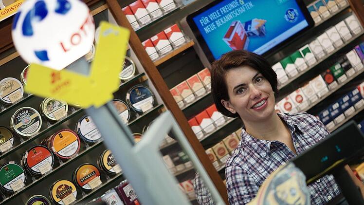 Die Lotto-Kugel prangt bei Ute Schmidbauer direkt an der Kasse im Laden.  Foto: Sarah Dann