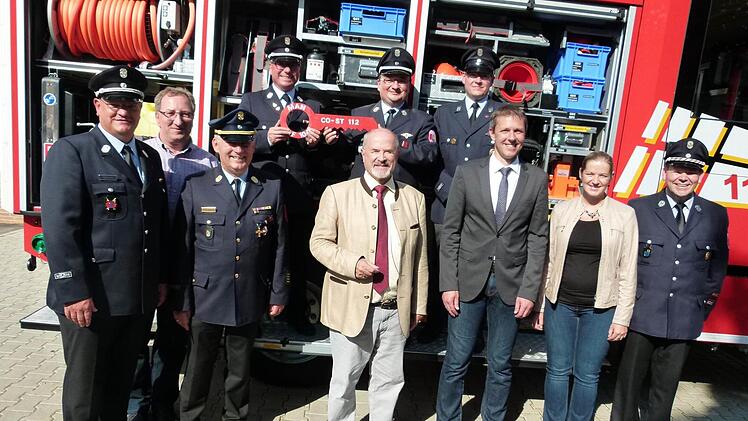 Stolz nahmen die Führungskräfte und die Ehrengäste Aufstellung vor dem neuen Fahrzeug. Foto: Lothar Weidner