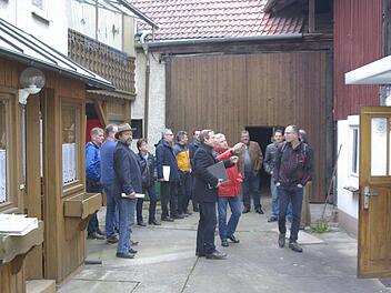 Ideal für eine Bauhoferweiterung und den eventuellen Bedarf von Wohnungen ist das von der Gemeinde Fuchsstadt erworbene Anwesen Hauptstraße 4, das direkt hinter dem Rathaus liegt. Fotos: Winfried Ehling