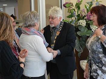 Bürgermeister Wolfgang Back und seine Lebensgefährtin Brigitte Junge begrüßten die Gäste des Neujahrsempfangs. Der langjährige Bürgermeister wurde zu diesem Anlass in den Ruhestand verabschiedet.