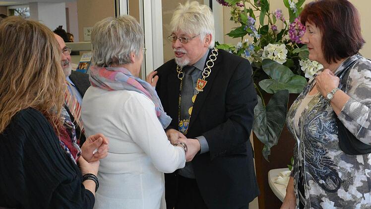 Bürgermeister Wolfgang Back und seine Lebensgefährtin Brigitte Junge begrüßten die Gäste des Neujahrsempfangs. Der langjährige Bürgermeister wurde zu diesem Anlass in den Ruhestand verabschiedet.