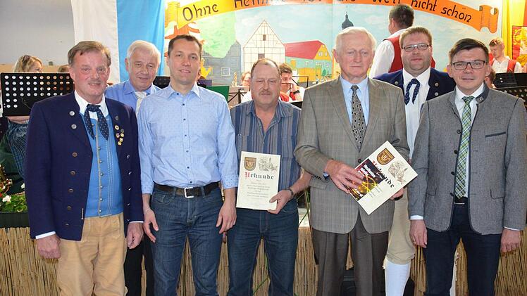 Für langjährige Treue zum Verein wurden Andreas Meder (3. von links), Dieter Pfeuffer sowie Alois Keul (links daneben) geehrt. Es gratulierten Reinhard Oswald (Ehrenvorsitzender, links), Pfarrer Edwin Erhard (daneben), der Vereinsvorsitzende Dominik Oswald (2. von rechts) sowie Bürgermeister Armin Warmuth (rechts).  Foto: Jana Keul