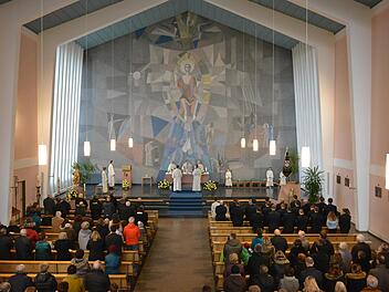 Das  neu renovierte Gotteshaus in Bad Bocklet  präsentiert sich in frischen Farben.  Am Sonntag fand der erste Gottesdienst in festlichem Rahmen statt. Foto: Björn Hein
