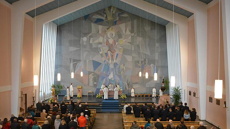Das  neu renovierte Gotteshaus in Bad Bocklet  präsentiert sich in frischen Farben.  Am Sonntag fand der erste Gottesdienst in festlichem Rahmen statt. Foto: Björn Hein