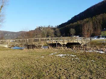 Blick von der Brücke bei Niederfellendorf zur Burg Neideck  Foto: Paul Pöhlmann
