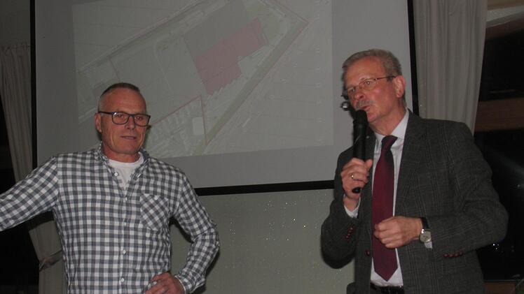 Ortssprecher Franz Sieg und Bürgermeister Gotthard Schlereth. Für beide im Amt die letzte Bürgerversammlung in Reith.  Foto: Hilmar Ruppert