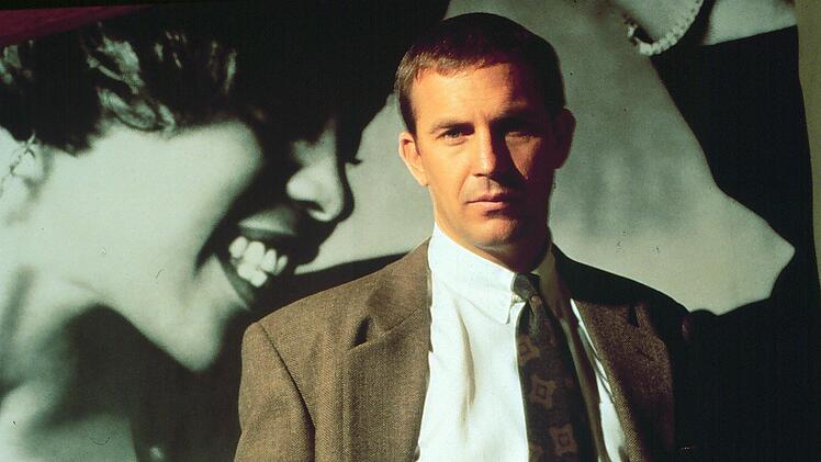 Smarter Blick, l&auml;ssige Haltung: Kevin Costner spielt den Bodyguard Frank.