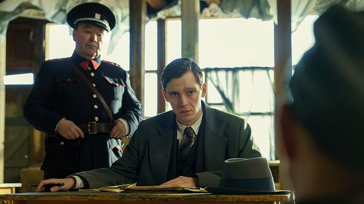 Liefert ein Zeuge Jan Morava (Jonas Nay, zweiter von links) einen entscheidenden Hinweis?