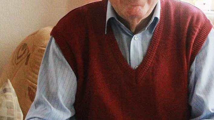 Georg Würstlein in der guten Stube seines Hauses in Unterzettlitz. Der 85-Jährige betreibt Ahnenforschung und interessiert sich für alles, was mit der Geschichte seiner Heimat zu tun hat. Leider hat er das Schild "Wohnung des Bürgermeisters" nicht mehr, das früher an seinem Haus angebracht war. Foto:  Matthias Einwag