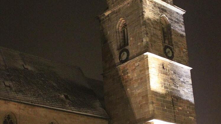 Dank Hebebühnen auch im Rampenlicht: der Kirchturm