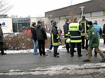 Jede Menge Personal, aber nichts zu tun - solche Szenarien wie hier beim Brand eines Schaltschrankes in Neustadter Hallenbad soll es in Zukunft nicht mehr geben. Doch während Vertreter der Feuerwehren, der Integrierten Leitstelle und des Zweckverbandes für Rettungsdienst und Feuerwehralarmierung Besserung geloben, will Neustadts Oberbürgermeister Frank Rebhan mehr: Er fordert ein Gutachten, mit dem die Alarmierung in der Region untersucht wird. Foto: Michael Stelzner