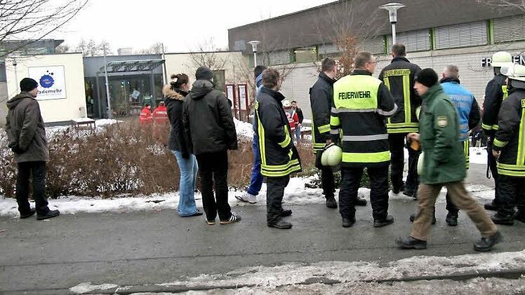 Jede Menge Personal, aber nichts zu tun - solche Szenarien wie hier beim Brand eines Schaltschrankes in Neustadter Hallenbad soll es in Zukunft nicht mehr geben. Doch während Vertreter der Feuerwehren, der Integrierten Leitstelle und des Zweckverbandes für Rettungsdienst und Feuerwehralarmierung Besserung geloben, will Neustadts Oberbürgermeister Frank Rebhan mehr: Er fordert ein Gutachten, mit dem die Alarmierung in der Region untersucht wird. Foto: Michael Stelzner