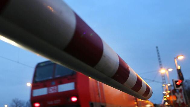 Ignorierte er die Bahn-Schranke? Radler in Bayern von Zug erfasst und get&ouml;tet