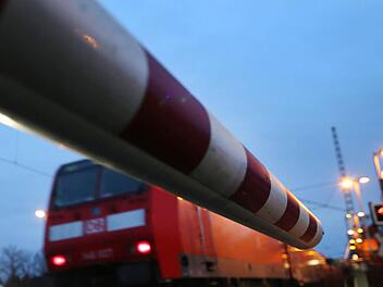 Ignorierte er die Bahn-Schranke? Radler in Bayern von Zug erfasst und getötet