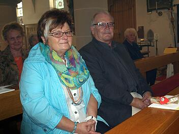 Es fällt ihr nicht leicht, nach 30 Jahren aus dem kirchlichen Dienst auszuscheiden. Bewegt lauschen Erika Längenfelder und ihr Mann Josef der Laudatio von Pfarrer Richard Reis. Foto: Susanne Deuerling