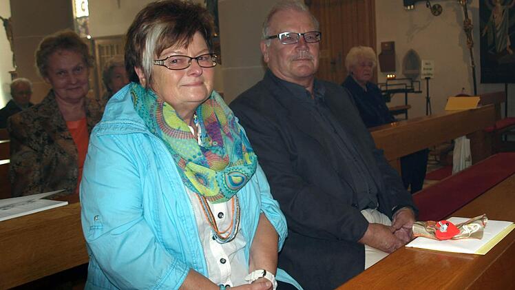 Es fällt ihr nicht leicht, nach 30 Jahren aus dem kirchlichen Dienst auszuscheiden. Bewegt lauschen Erika Längenfelder und ihr Mann Josef der Laudatio von Pfarrer Richard Reis. Foto: Susanne Deuerling