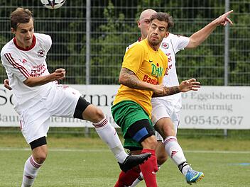 DJK-Torjäger Dominik Schütz (gelbes Trikot) schlug beim 4:0 in Baiersdorf gleich zweimal zu. Foto: sportpress