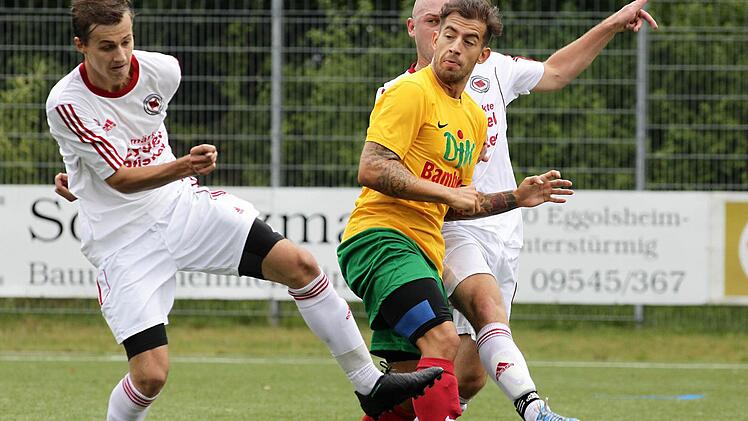 DJK-Torjäger Dominik Schütz (gelbes Trikot) schlug beim 4:0 in Baiersdorf gleich zweimal zu. Foto: sportpress